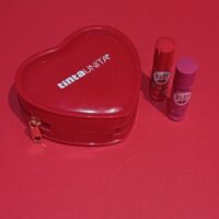 Pochette in vernice a forma di cuore con due burrocacao Tinta Unita Kiss - immagine 3