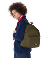 Zaino Eastpak Day Pak'r army olive, indossato