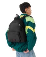 Zaino Eastpak Day Pak'r black, indossato