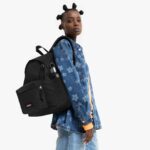 Zaino Eastpak Day Pak'r black, indossato