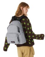 Zaino Eastpak Day Pak'r sunday grey, indossato