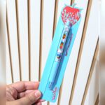 Penna profumata tintaUNITA Juice profumo fragola, cartoncino azzurro